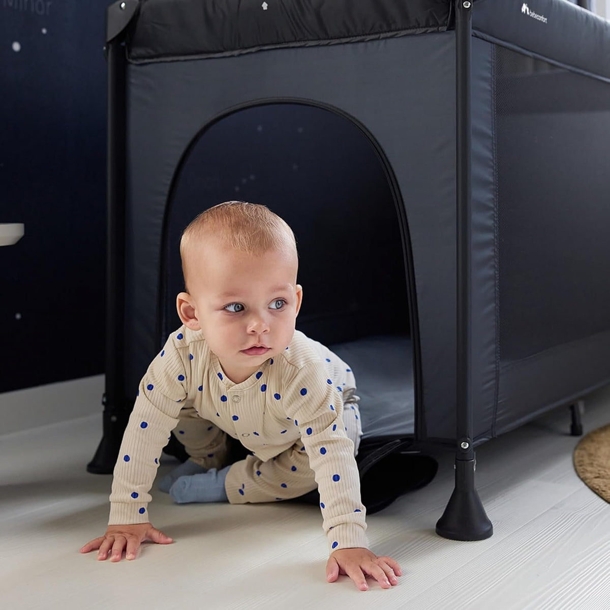 Shtrat Travel për Bebe Threebaby Sweet Dreams – 2 Nivele me Tavolinë për Ndërrim