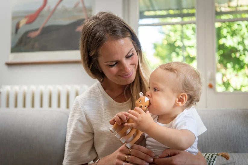 Sophie la girafe® Fanfan the Fawn – Lodër Kafshimi prej 100% Gome Natyrale
