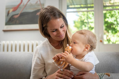 Sophie la girafe® Fanfan the Fawn – Lodër Kafshimi prej 100% Gome Natyrale