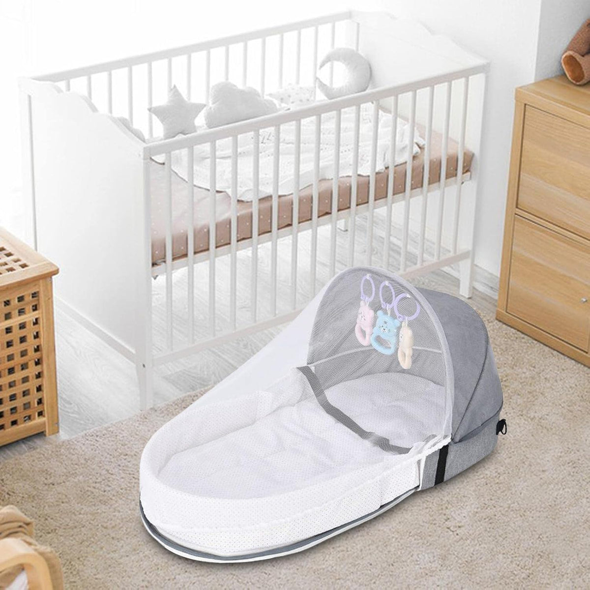 Tifibaby 2-në-1 – Shtrat Portativ për Bebe me Muzikë, Rrjetë Kundër Mushkonjave, Lodra të Varura dhe Çantë Shpine